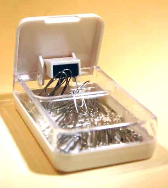 Paper clip dispenser with paperclips